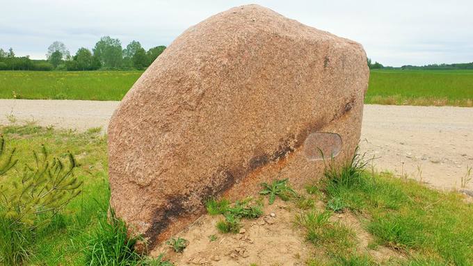 Paminklinio akmens išnykusiam Pulciniškio kaimui kita pusė. Tomos Mikalajūnaitės nuotrauka, 2020